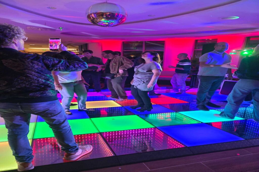installation piste de danse led, Branchement électrique piste de danse, Montage piste de danse led temps, Sol pour piste de danse événementielle
