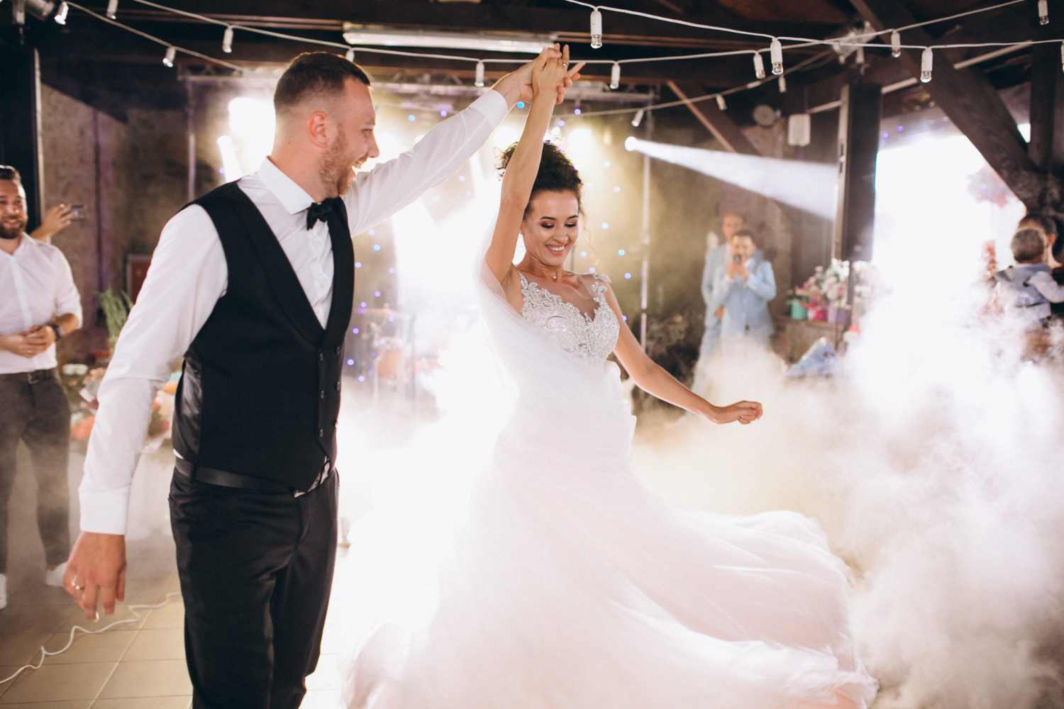 Ouverture de bal sur piste de danse LED interactive effet miroir infini pour mariage à Paris
